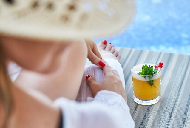 Pihenés és koktélozás nyári ruhában, kalapban a tengerparton (Fotó: Pixabay)