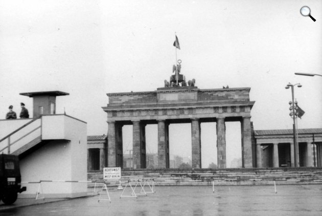 A Berlini fal és a Brandenburgi kapu Nyugat-Berlin felől, Berlin, 1964 (Fotó: FortepanKorbuly család)