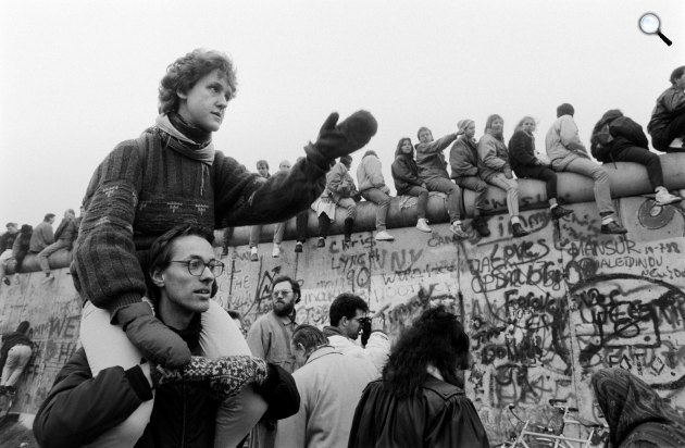 Nyugat-Berlin és Kelet-Berlin közötti ideiglenes átjáró megnyítására várakozók a berlini falnál, Berlin, 1989 (Fotó Fortepan/Horváth Péter)