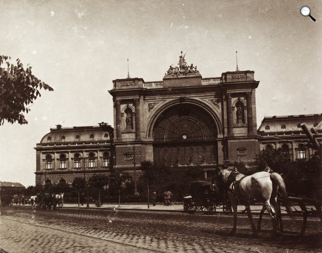 A Keleti pályaudvar homlokzati diadalívével, Baross tér felől, 1894 (Fotó: Dabasy Fromm Géza/Fortepan/Kiss László)
