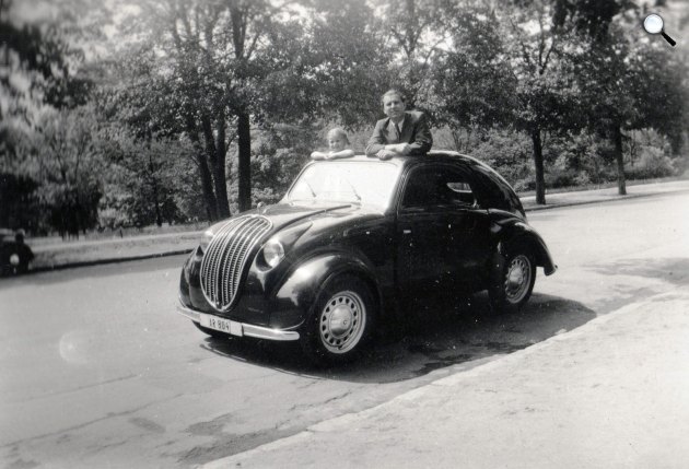 Még a bal oldalon közlekedik autójával az apuka kislányával, 1941 (Fotó: Fortepan/Fabriczius/Bodnár)