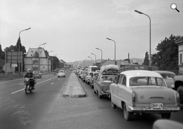 Közlekedés a jobb oldalon forgalmi dugót okozva a Budaörsi út a Pannonhalmi úttól a Gellért-hegy felé nézve, Budapest, 1967 (Fotó: Fortepan/Magyar Rendőr)