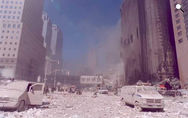 Romok, roncsok és por New Yorkban a 2001. szeptember 11-i terrortámadás után (Fotó: NIST)