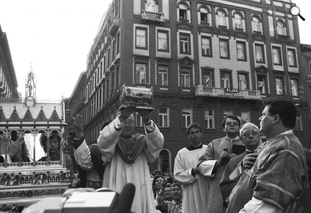 A Szent Jobbal kezében Friedrich Wetter bíboros müncheni érsek, a bazilika kupolájának megáldása alkalmával, 1985. augusztus 20-án (Fotó: Fortepan/Szalay Zoltán)