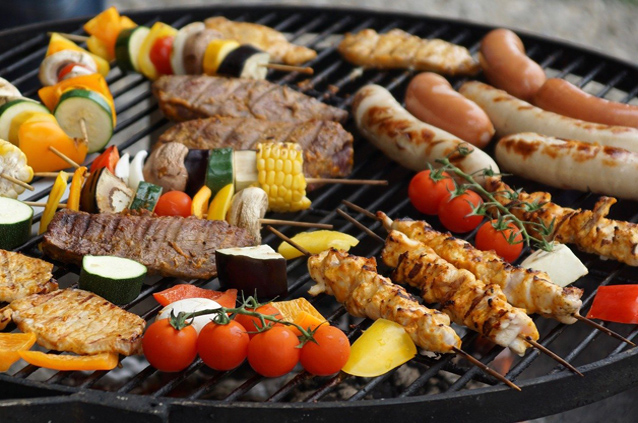 Garden party, grillezés rácson, grillhús, zöldség, saláta (Fotó: Pixabay)