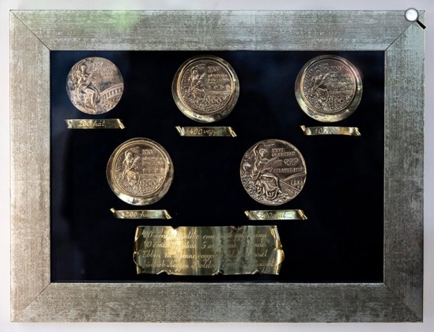 Egerszegi Krisztina ötszörös olimpiai-, kétszeres világ-, és kilencszeres Európa-bajnok magyar úszó olimpiai aranyérmei a Világraszóló bajnokaink – 177 mesés győzelem című interaktív olimpiatörténeti kiállításon, Millenáris, Budapest (Fotó: MTI/Szigetvári Zsolt)