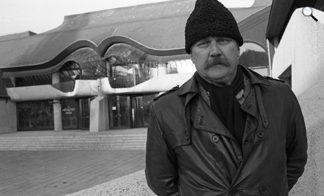 Makovecz Imre Kossuth-díjas építész, az épület tervezője a sárospataki Művelődés Háza és Könyvtár előtt, 1989 (Fotó: Fortepan/Urbán Tamás)
