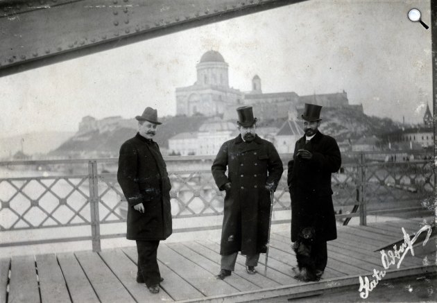 Esztergomot Párkánnyal összekötő Mária Valéria híd a Duna felett, háttérben a Várhegy és a Bazilika, 1900 (Fotó: Fortepan/Glatz Ödön)