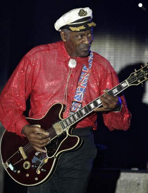 Chuck Berry (1926-2017) amerikai gitáros, énekes, a rock and roll egyik legfontosabb személyisége (Fotó: listal.com)