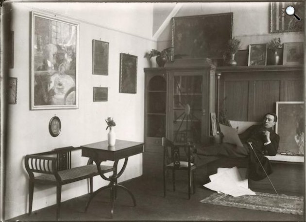 Gulácsy ​Lajos (1882-1932) festőművész otthonában, 1932 (Fotó: PIM)