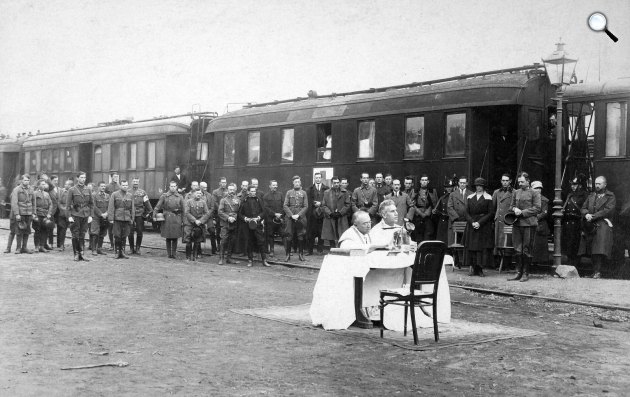 IV. Károly király és Zita királyné (a lámpaoszloptól balra) a biatorbágyi vasútállomáson egy tábori misén, visszatérése során, 1921 (Fotó: Fortepan/Lencse Zoltán)