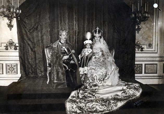 IV. Károly király és Zita királyné, valamint fiuk, Ottó koronázási ruhában, Budapest, 1916 (Fotó: Heinrich Schumann/MNM)