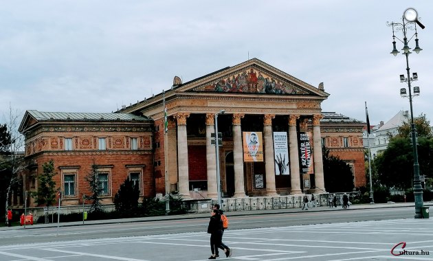 A Műcsarnok épületegyüttese a Hősök tere mellett, Budapest (Fotó: Cultura.hu/Kibelbeck Mara)