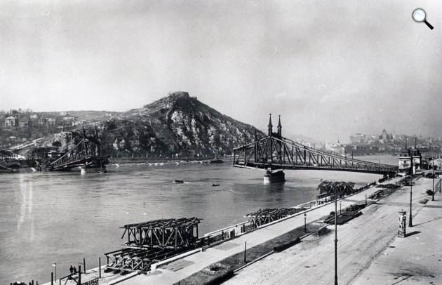 A lerombolt Szabadság (Ferenc József) híd a pesti alsó rakpart felől nézve, háttérben a Gellért-hegy, fenn a Citadella, 1945 (Fotó: Fortepan)