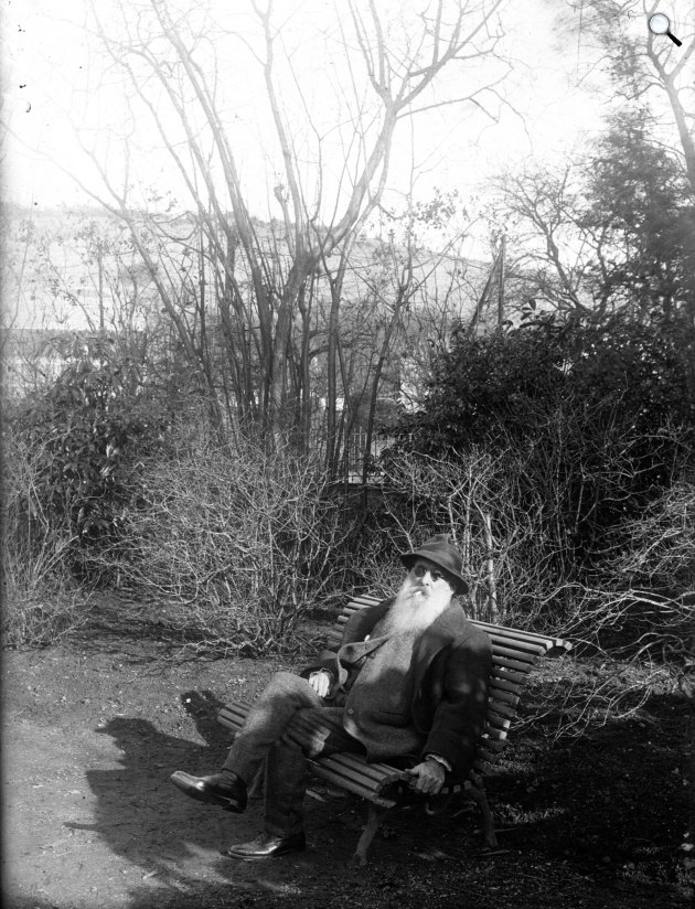 Claude Monet a Giverny-kertben, 1926 (Fotó Francia Nemzeti Könyvtár/europeana.eu)