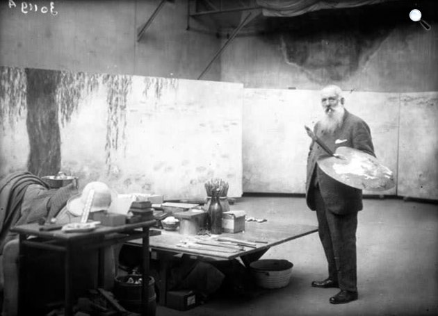 Claude Monet festményével a műtermében, 1926 (Fotó Francia Nemzeti Könyvtár/europeana.eu)
