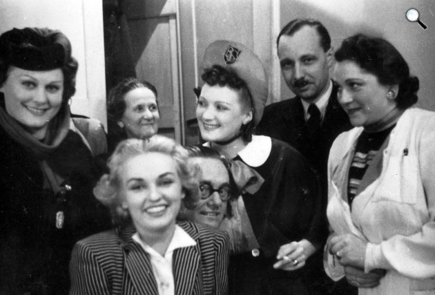 Eisemann Mihály zeneszerző szemüveggel, balról Rökk Marika, szőkén Déry Sári, Kiss Manyi, Gombaszögi Ella színművésznők, 1939 (Fotó: Fortepan)