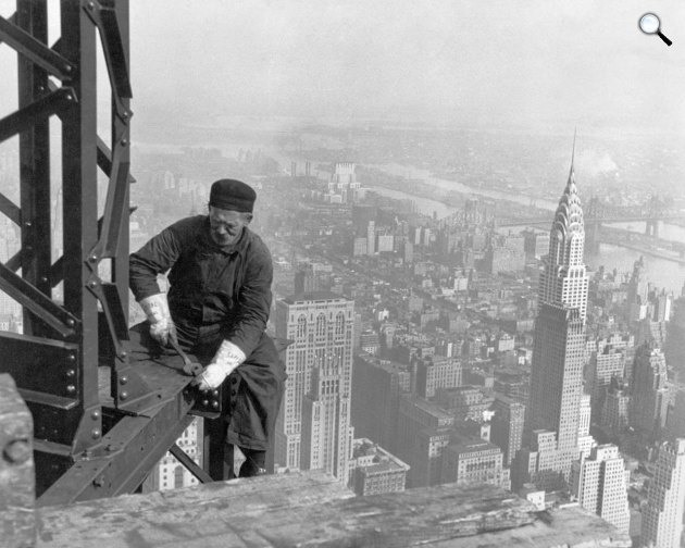 Ír munkás dolgozik az Empire State Building felhőkarcolón, New York, 1930 (Fotó: Wikimédia)
