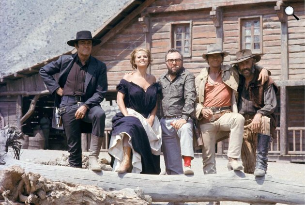 Volt egyszer egy Vadnyugat forgatásán - Henry Fonda, Claudia Cardinale, Sergio Leone (rendező), Charles Bronson és Jason Robards, 1968 (Fotó: El Periódico)