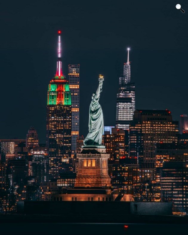 A New York-i Szabadság-szobor, a karácsonyi fényben lévő Empire State Building háttérben a Chrysler Buildinggel, 2020 (Fotó: Facebook/@selvon(.)nef/IG/@empirestatebuilding)