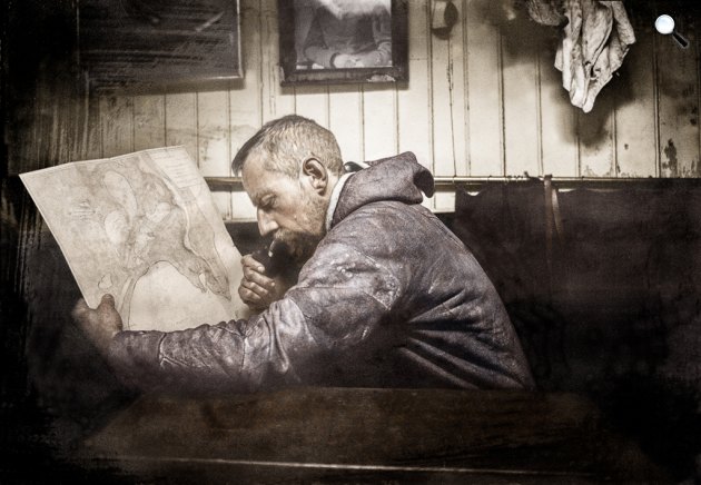 Roald Amundsen (1872-1928) expedíciója során térképekkel a Déli Sarkon (Fotó: frammuseum.no)