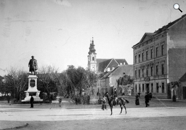 Sopron, Széchenyi tér a Széchenyi szoborral. Háttérben a Domonkos templom, 1897 (Fotó: Fortepan/Lakatos Mária)