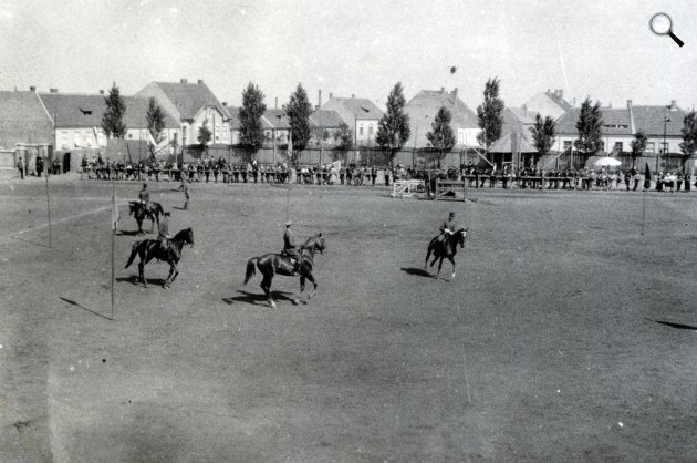Sopron, SVSE sporttelep, József Attila utca (Felkelő út). Magyar Királyi 3. huszárezred bemutatója, 1932 (Fotó: Fortepan/Boda Balázs)