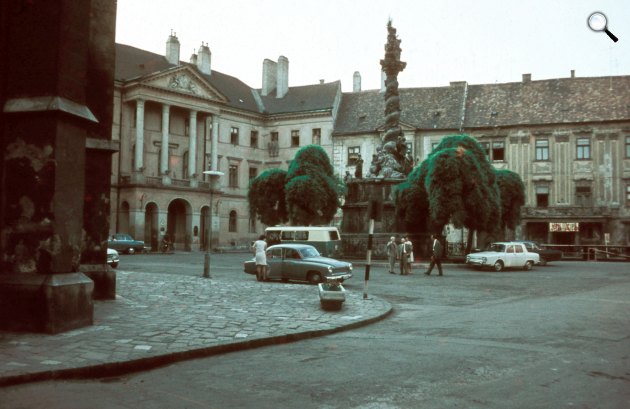 Sopron, Fő (Beloiannisz) tér a Kolostor utca felől, szemben a Szentháromság-szobor, balra a háttérben a Vármegyeháza (ma Járási Hivatal), 1969 (Fotó: Fortepan/Rose család)