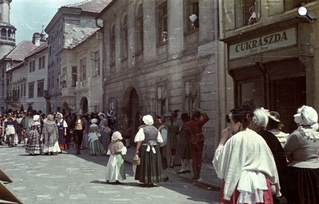 A császár parancsára c. film (rendező: Bán Frigyes) forgatásakor, Sopron, Kolostor utca, 1955 (Fotó: Fortepan/Nagy Gyula)