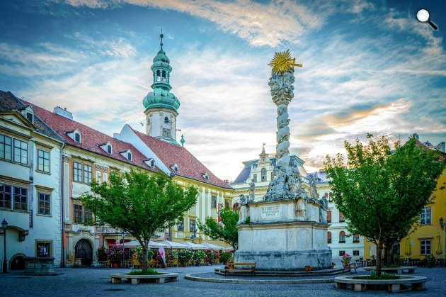 Sopron, Fő (Beloiannisz) tér a Kolostor utca felől, szemben a Szentháromság-szobor, Szentháromság-szobor a magyarországi barokk szobrászat egyik legértékesebb alkotása (Fotó: Pixabay)