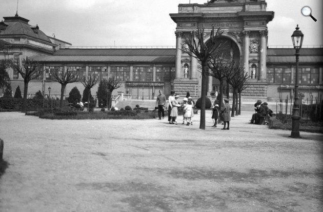 Iparcsarnok épülete, gázlámpa a Városligetben, Budapest, 1916 (Fotó: Fortepan/Németh Tamás/Urai Dezső)