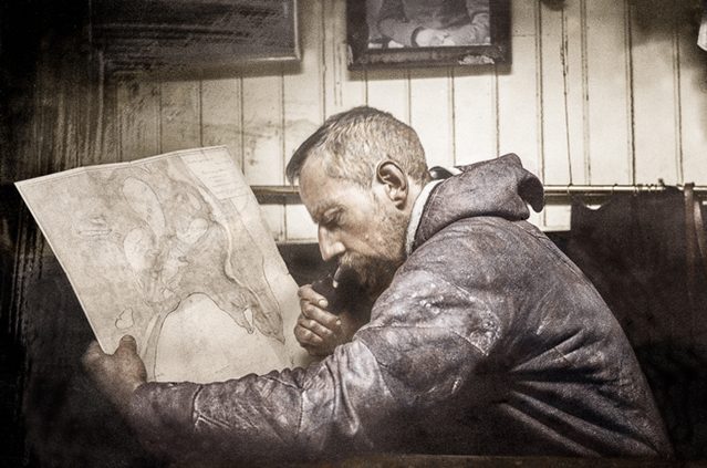 Roald Amundsen (1872-1928) expedíciója során térképekkel a Déli Sarkon (Fotó: frammuseum.no)