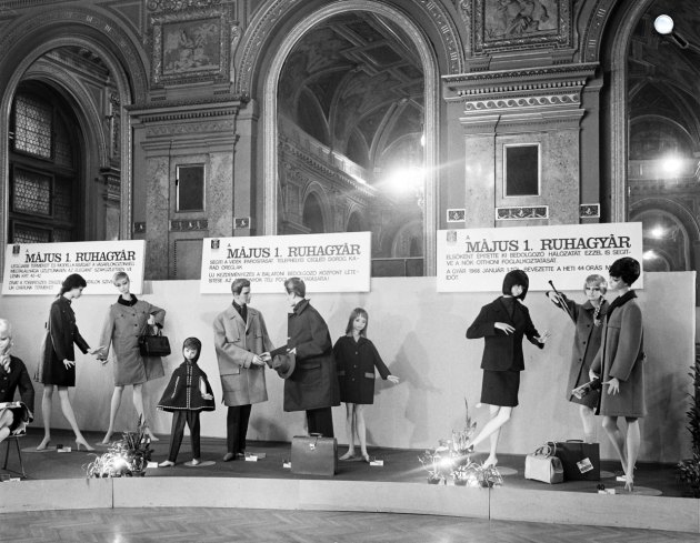 Divatbemutató, ruhakiállítás a Divatcsarnokban. a Lotz-teremben, Budapest, 1968 (Fotó: Fortepan/Bauer Sándor)