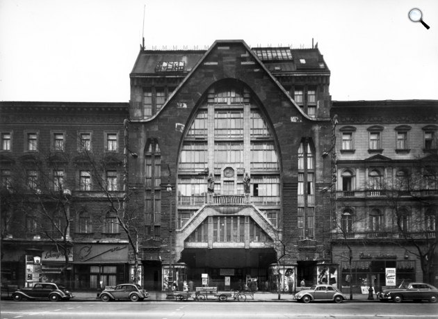 Az 1911-ben megnyílt budapesti Párizsi Nagy Áruház évtizedekig Divatcsarnokként működött, 1958 (Fotó: Fortepan/Budapest Főváros Levéltára. Levéltári jelzet: HU_BFL_XV_19_c_11)