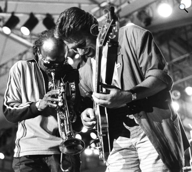 Miles Davis jazz trombitás és John McLaughlin jazzgitáros a színpadon (Fotó: Pinterest)