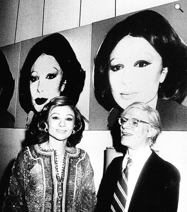 Andy Warhol (1928-1987) képzőművész és Farah Pahlavi iráni császárné a Teheráni Kortárs Művészeti Múzeumba, 1977 (Fotó: Wikimédia)