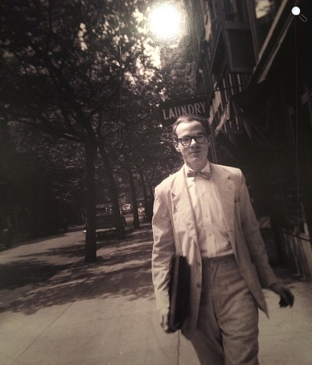 Andy Warhol (1928-1987) Andy Warhol amerikai képzőművész, a pop-art irányzat központi figurája New Yorkban, 1950 (Fotó: Wikimédia)