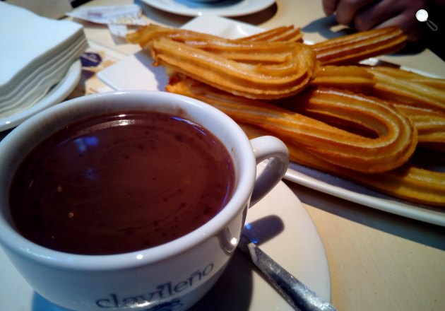 Spanyol édesség a fánkcsík, churros csokoládéval (Fotó: Pixabay)