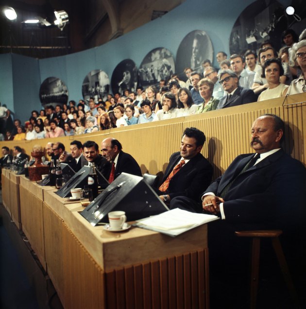 Ki mit tud? 1972. műsora. A vetélkedő zsürije: jobbról Rábai Miklós, Szinetár Miklós, Major Tamás, Petrovics Emil és Pernye András, 1972 (Fotó: Fortepan/Szalay Zoltán)