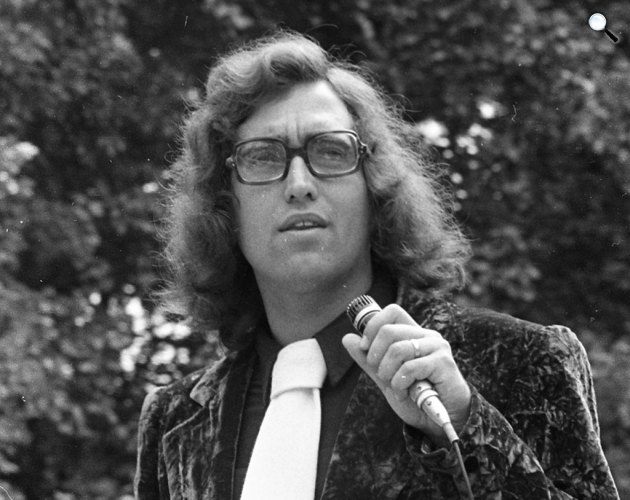 Máté Péter (1947-1984) zeneszerző, énekes és zongorista gyerekekkel énekel, Újszegedi Szabadtéri Színpadon, 1973 (Fotó: Fortepan/Urbán Tamás)