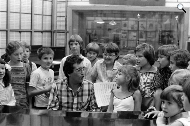 Máté Péter (1947-1984) zeneszerző, énekes és zongorista gyerekekkel énekel, 1980 (Fotó: Fortepan/Szalay Zoltán)