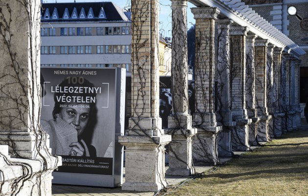 Nemes Nagy Ágnes 100 - Lélegzetnyi végtelen - szabadtéri kiállítás a Várkert Bazárban, 2022 (Fotó: MTI/Szigetváry Zsolt)