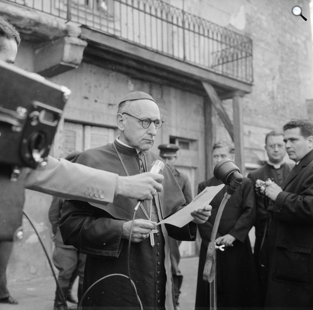 1956-os magyarországi forradalom - Mindszenty József november 1-jén a kiszabadítása után tartott sajtókonferencián, 1956 (Fotó: Jack Metzger/ETH-Bibliothek Zürich, Bildarchiv)