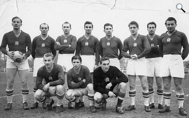 Az Aranycsapat. Lóránt Gyula, Buzánszky Jenő, Hidegkúti Nándor, Kocsis Sándor, Zakariás József, Czibor Zoltán, Bozsik József, Budai II László, guggol: Lantos Mihály, Puskás Ferenc, Grosics Gyula, 1953 (Fotó: Fortepan/Erky-Nagy Tibor)