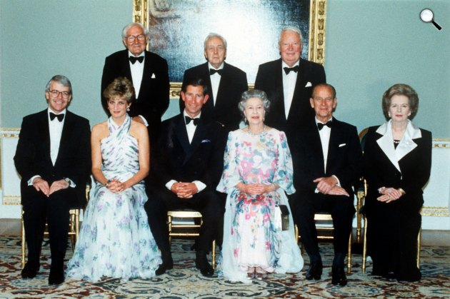 Sir John Major, Diana hercegnő, Károly herceg, II. Erzsébet királynő és Fülöp herceg, valamint Margaret Thatcher, 1992 (Fotó: Shutterstock /AMC Networks)