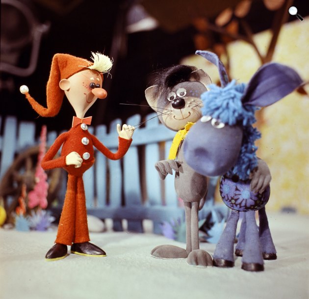 Mirr-Murr kandúr kalandjai c. bábfilm sorozat szereplői, Paprikajancsi, Mirr-Murr és a Kiscsacsi - Foky Ottó (1927-2012) Munkácsy-díjas animációsfilm-rendező lakásán, 1973 (Fotó: Fortepan/Hunyady József)