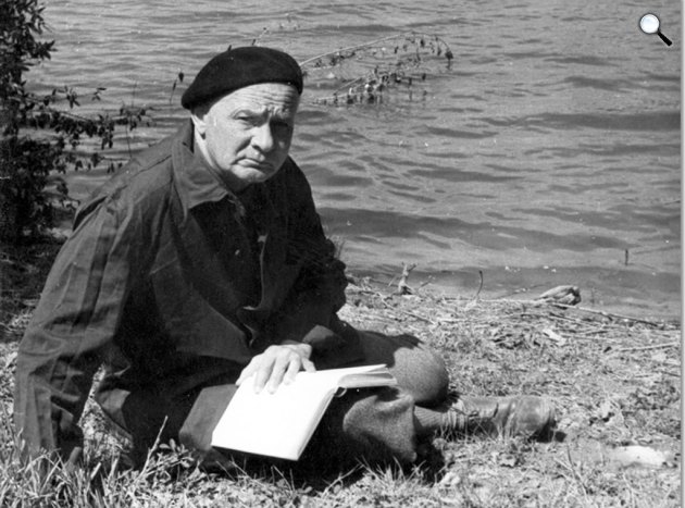 Hamvas Béla (1897-1968) posztumusz Kossuth-díjas magyar író, filozófus, esztéta és könyvtáros  gyári munkaidőben (Fotó: Medio Kiadó)