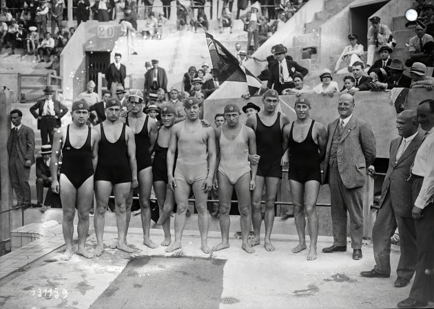 A magyar vízilabda-válogatott a franciák elleni mérkőzésen: Keserű II. Alajos, Sárkány Miklós, Bródy György, Halasy Olivér, Homonnai II. Márton, Keserű I. Ferenc, Ivády Sándor, Vértessy József Popper Béla sportvezető, Komjádi Béla sportvezető, vízilabdázó, edző, a magyar vízilabdasport úttörője, Párizs, 1928 (Fotó: Fortepan/Francia Nemzeti Könyvtár)