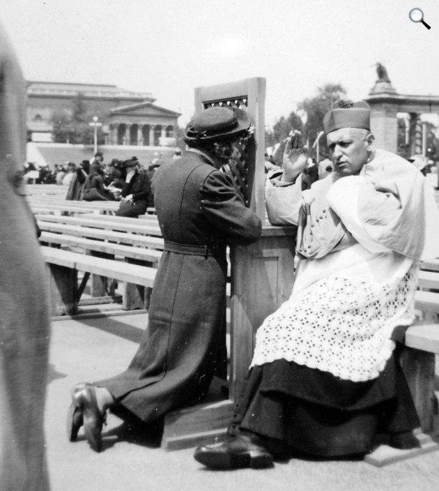 Mindszenty József gyóntat a Hősök terén az Eucharisztikus Világkongresszuson, 1938 (Fotó: Fortepan)