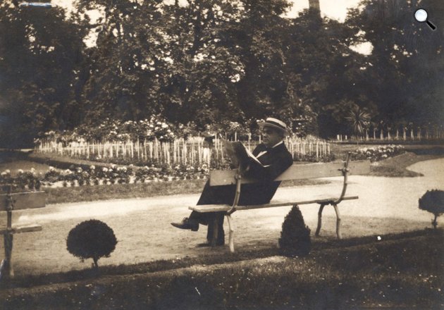 Molnár Ferenc (1878-1952) író, drámaíró, újságíró egy padon ülve újságot olvas (Fotó: PIM/europeana.eu)